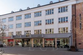 Jihočeská energetika: modernistická administrativní budova Jihočeských elektráren vystavěná 1930 na Lannově třídě podle návrhu K. Chocholy; foto Nebe 2021.