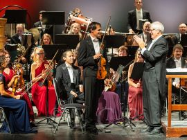 Jihočeská filharmonie: zahajovací koncert sezóny 18. 9. 2024, dirigent Petr Altrichter s koncertním mistrem Martinem Týmlem, foto Petr Zikmund; archiv Jihočeské filarmonie. 