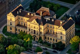 Jihočeské muzeum: letecký pohled na budovu muzea z jihozápadu; fotoarchiv Jihočeského muzea v Českých Budějovicích.