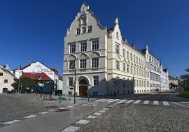 Jirsíkova ulice: budova Biskupského gymnázia na nároží Jirsíkovy a Kněžské ulice; foto Nebe 2022.