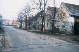 Kněžské Dvory: nejstarší usedlosti, vlevo velká usedlost čp. 351; foto K. Kuča 1998.