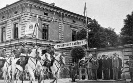 Kasárny: vojenská přehlídka před budovou kasáren na Pražské třídě; sbírka J. Dvořáka.