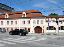 Klasicismus a empír: Senovážné náměstí č. 6, Reuterův dvorec, později zasilatelství Ferus, nyní sídlo Národního památkového ústavu; foto K. Kuča 2010.
