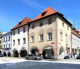 Kneisslův dům: na rohu Kněžské a Kanovnické ulice se sgrafitovou výzdobou; foto K. Kuča 2010.