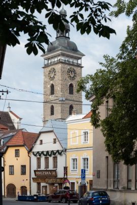 Kněžská ulice: pohled od ulice Na Sadech; foto Nebe 2020.