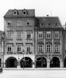 Knihkupectví: Hansenovo knihkupectví na náměstí Přemysla Otakara II. č. 5; ze sbírek Jihočeského muzea v Českých Budějovicích.
