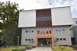 Konzervatoř: původně budova Krajské politické školy podle architekta J. Škardy z roku 1979, vybudovaná v místě bývalých lázní, od roku 1990 sídlo Konzervatoře; foto Nebe 2019.