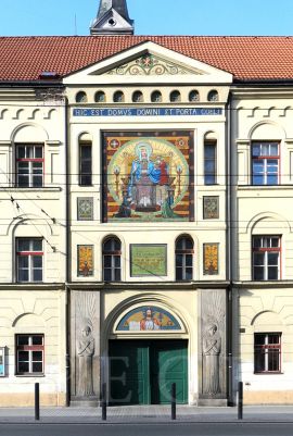 Kostel Růžencové Panny Marie: průčelí kostela s mozaikou; foto K. Kuča 2014.