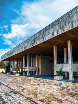 Krematorium: moderní budova byla postavena podnikem Pozemní stavby České Budějovice v 70. letech 20 století; foto Nebe 2021.