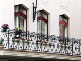 Kubismus: bývalá kavárna Corso, detail průčelí, Široká ulice č. 31, 1922; foto I. Hajn, 2005.
