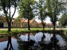 Libníč: západní část jižní strany návsi přes rybník; foto K. Kuča 2005.