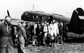 Letectví: slavnostní zahájení pravidelného leteckého spojení Českých Budějovic s Prahou a Libercem z letiště Planá 1. července 1947 letadlem Československých aerolinií OK – ZDG; archiv B. Trnky.