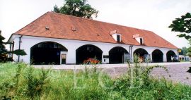 Lannova loděnice: na Vltavském nábřeží č. 6; foto O. Sepp 1998.