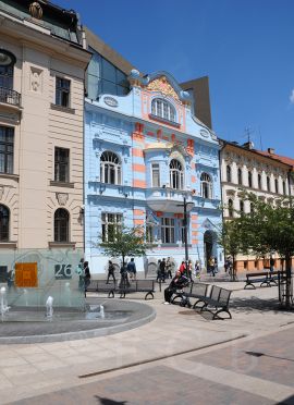 Lannova třída: po rekonstrukci (2006—2010), pohled na odpočívadlo s kašnou, v pozadí přestavěný objekt Československé obchodní banky z 1995; foto K. Kuča 2010.