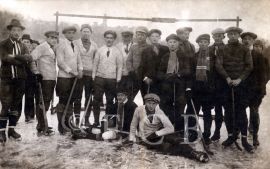 Lední hokej: Slavoj České Budějovice před zápasem v Hluboké nad Vltavou 1921, ve kterém zvítězil 15 : 0; archiv P. Turka.
