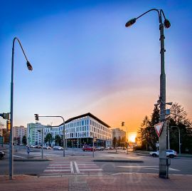 Lidická třída: jihozápadní pohled na budovu Piano v prostoru křižovatky Lidické třídy a Mánesovy ulice; foto Nebe 2021.