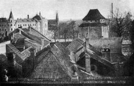 Linecké předměstí: pohled z Biskupské rezidence přes řeku Malši na Linecké předměstí, v pozadí velká synagoga v místě bývalého Krumlovského rybníka; podle Album starých Budějovic 1924.