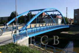 Mosty: Modrý most přes Malši mezi Havlíčkovou kolonií a Lineckým předměstím, postavený 2003 na místě povodní stržené lávky; foto J. Sýbek 2005.