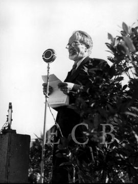 Maňák Jaroslav: během uvítacího projevu při slavnostním příletu československých zahraničních letců 22. 9. 1945 na letiště v Plané; sbírka J. Trnky.