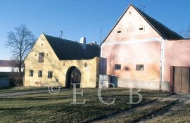 Městské vsi: zemědělská usedlost v Mladém; foto K. Kuča 1998.