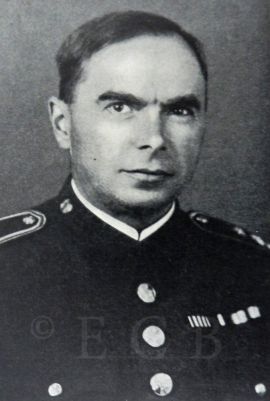 Matoušek Ota: v uniformě československé armády; podle knihy Platona Dějeva Výtvarníci – legionáři, vydané v Praze roku 1937.