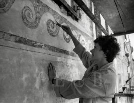 Městská památková rezervace: oprava sgrafitové ornamentální výzdoby na fasádě domu na náměstí Přemysla Otakara II., foto P. Špandl 1964; SOkA.