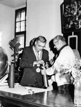 Městský národní výbor: předseda městského národního výboru Miloslav Vacek při představení nového pamětního pouzdra pro makovici na vrchol Černé věže v roce 1983; SOkA.