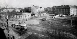 Metropol: Mariánské náměstí se zaniklou restaurací Metropol, kinem Grand Bio a čerpací stanicí, 1956; sbírka J. Dvořáka; SOkA. 