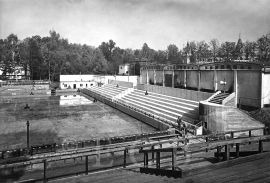 Mrazírny: nová betonová tribuna zimního stadionu v ulici F. A. Gerstnera č. 6 se nacházela v těsné blízkosti mrazíren, na snímku vpravo, postavených 1953—1954, obě stavby měly společné chladicí zařízení, sbírka J. Dvořáka; SOkA.