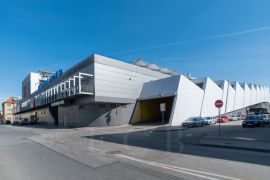 Nádraží (autobusové): dopravně obchodní centrum Mercury s originálním umístěním autobusového nádraží na střeše budovy; foto Nebe 2021.