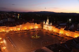 Náměstí: pohled z Černé věže na osvětlené náměstí Přemysla Otakara II.; foto Z. Hanč 2011.