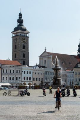 Náměstí Přemysla Otakara II.: severovýchodní část náměstí; foto Nebe 2020.