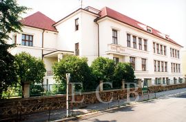 Národní rada Čechů českobudějovických: budova obecné školy v ulici K. Lávičky v Rožnově, vystavěná s podporou rady; foto O. Sepp 1998.