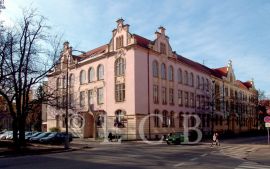 Odborné školy: Obchodní akademie na Husově třídě; foto I. Hajn 2005.