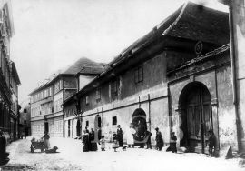 Obchod solí: solní sklad v České ulici, konec 19. století; ze sbírek Jihočeského muzea v Českých Budějovicích.