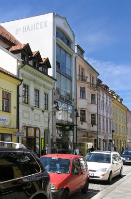 Obchodní domy: secesní obchodní dům U Hájíčků v ulici U Černé věže č. 9; foto K. Kuča 2010.