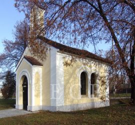 Pravoslavná církev: kaple Všech svatých země České, původně svatého Vojtěcha ve Čtyřech Dvorech; foto I. Hajn 2005.