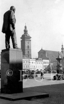 Pomníky: socha Augusta Zátky na náměstí Přemysla Otakara II., foto z konce 30. let 20.století; sbírka F. J. Čapka.