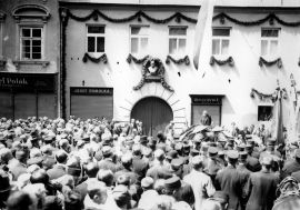 Pamětní desky: odhalení busty A. Zátky na rodném domě č. 41 v Krajinské třídě 1927; sbírka F. J. Čapka.
