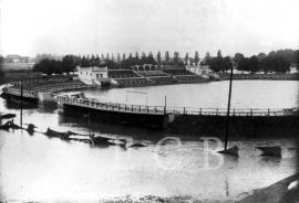 Přírodní pohromy: stadion na Sokolském ostrově při záplavách 1925; sbírka J. Dvořáka.