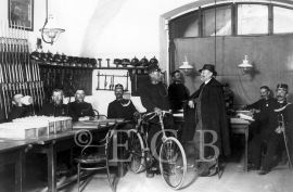 Policejní správa: zaměstnanci městské policie 1928; sbírka J. Dvořáka.