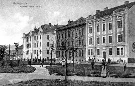 Palackého náměstí: pohled z Palackého náměstí směrem na křížení ulic Otakarova a Skuherského na pohlednici ze začátku 20. století; sbírka J. Dvořák.
