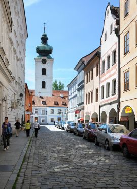 Piaristická ulice: pohled z rohu náměstí Přemysla Otakara II. Směrem k České ulici; foto K. Kuča 2010.