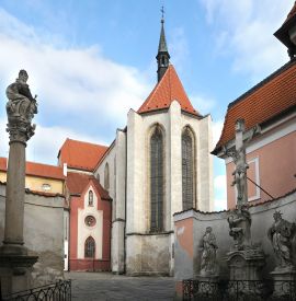 Piaristické náměstí: vstup na náměstí z České ulice lemovaný sochami Josefa Dietricha; foto K. Kuča 2010.