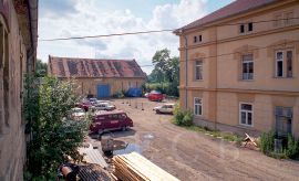 Pillmannův dvůr: nádvoří v 90. letech 20. století; archiv Nebe.