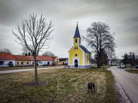 Planá: náves s novogotickou kaplí Nejsvětější Trojice; foto Nebe 2021.