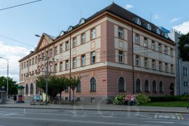 Pošta: hlavní pošta na Senovážném náměstí od Lannovy třídy; foto Nebe 2020.