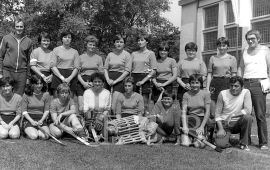 Pozemní hokej: ženy Meteoru České Budějovice, mistryně ČSSR 1981. V horní řadě zleva: trenér S. Lovčí, M. Sýkorová, J. Cipínová, M. Tůmová, D. Kutišová, H. Daňhelová, H. Lepšová, L. Rynešová, E. Ambrožová, vedoucí družstva J. Bronec. V přední řadě zleva: M. Gregorová, V. Volmanová, O. Bambulová, M. Daňhelová, L. Šafářová, S. Lovčí, M. Urbanová, trenér F. Daňhel; podle kroniky TJ Meteor České Budějovice.