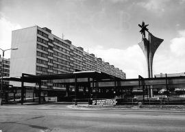 Pražské sídliště: plastika před obchodním domem Družba, část parkoviště a bytová výstavba, 1985, sbírka J. Dvořáka; archiv SOkA.