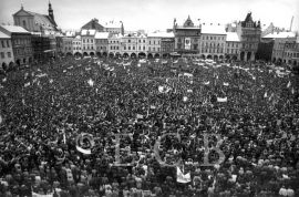 Rok 1989: generální stávka 27. 11. 1989 na náměstí Přemysla Otakara II.; foto J. Sýbek.